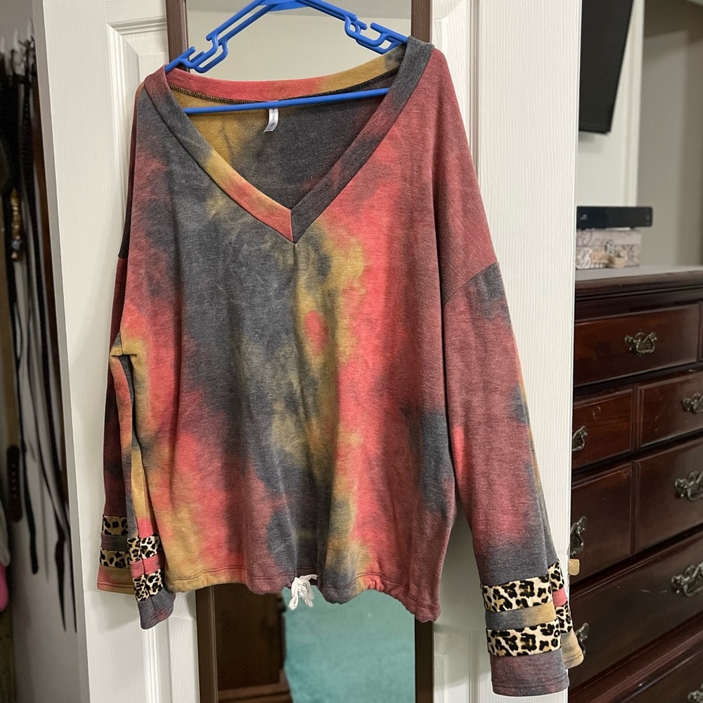 Muted red tie dye v-neck lightweight sweatshirt size 2XL